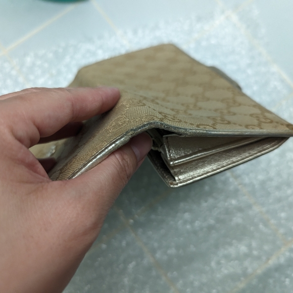 Authentic Gucci GG Beige Gold Metallic Abbey D wallet - Picture 5 of 16